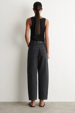 ARCH TAPERED JEANS