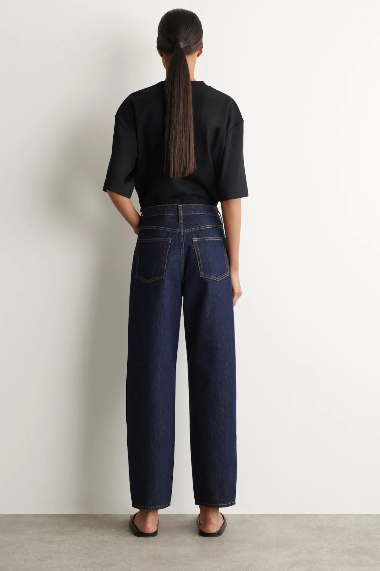 ARCH TAPERED JEANS