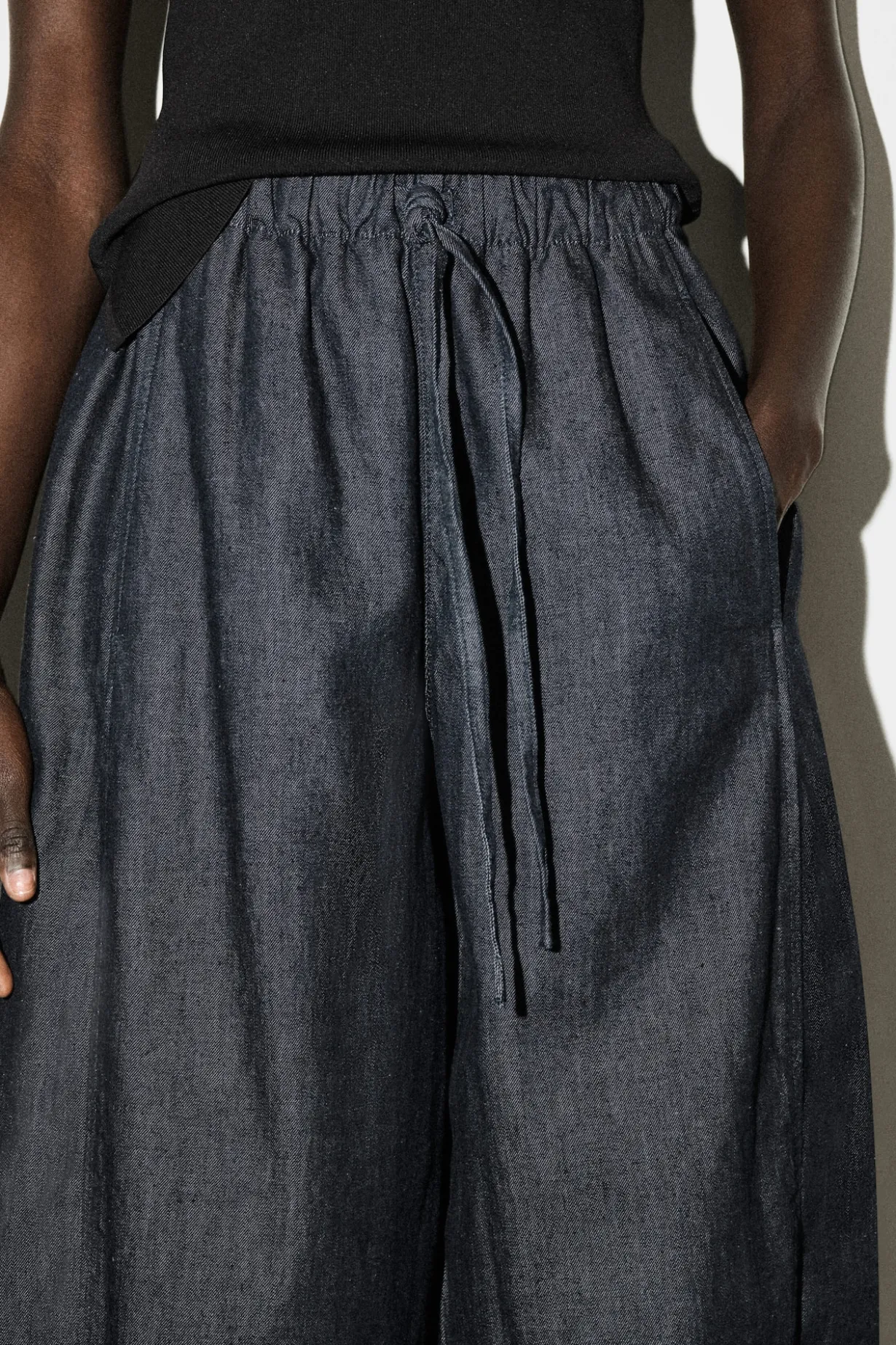 BARREL-LEG DENIM DRAWSTRING PANTS