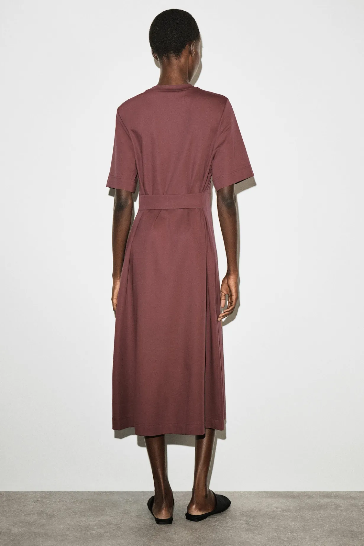 BELT-DETAIL MIDI T-SHIRT DRESS