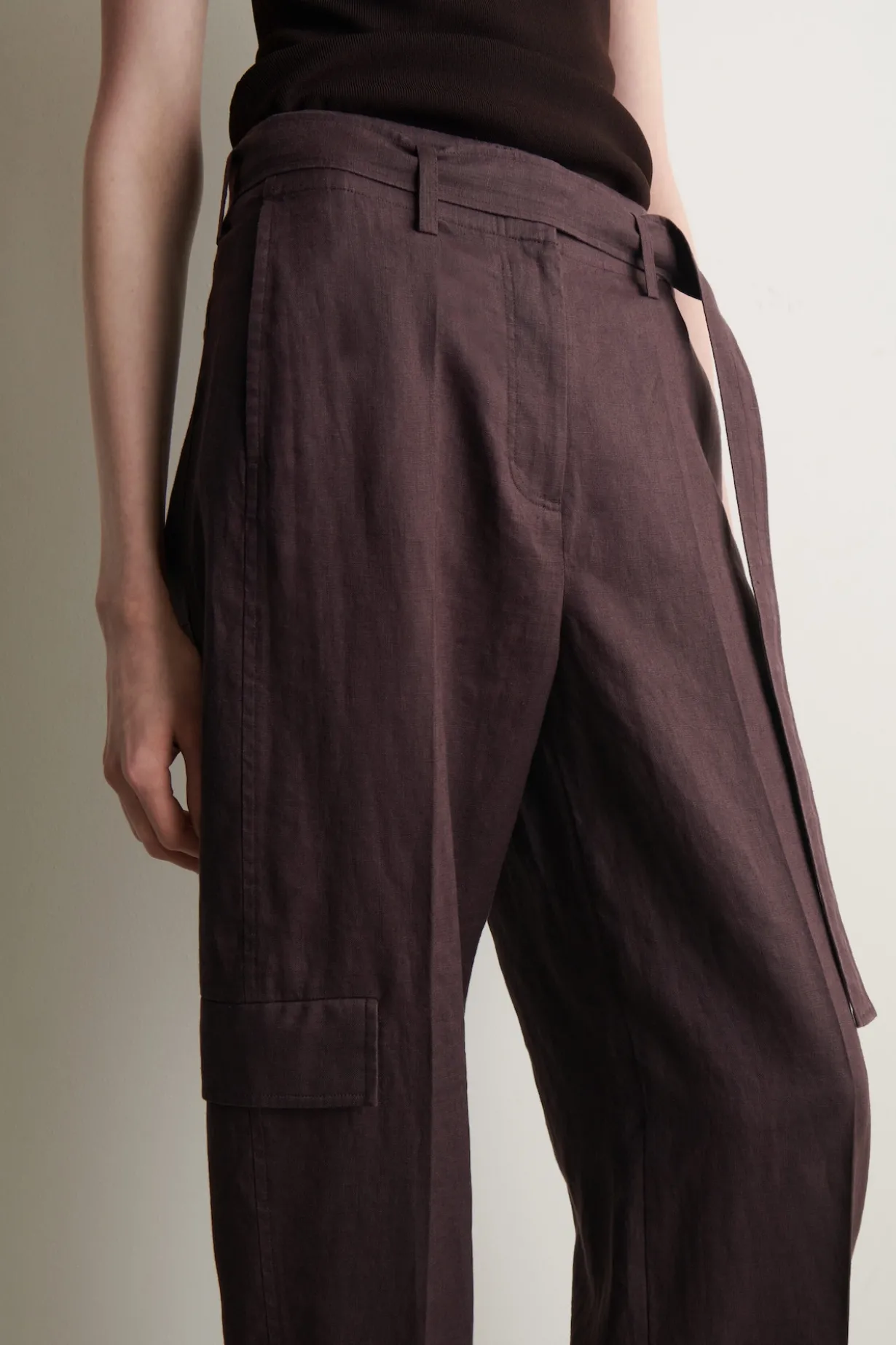 BELTED LINEN BARREL-LEG PANTS