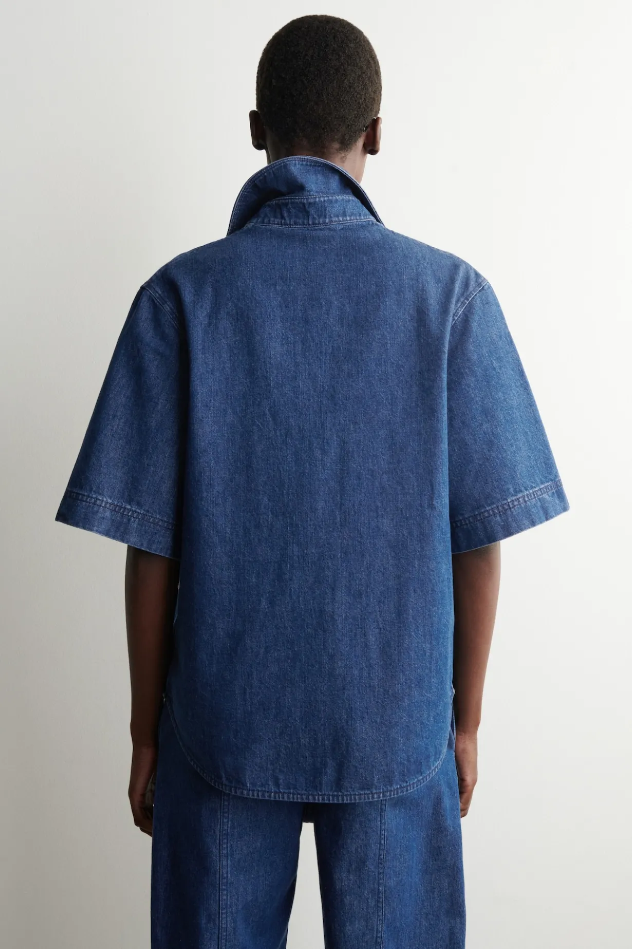 BOXY SHORT-SLEEVED DENIM SHIRT