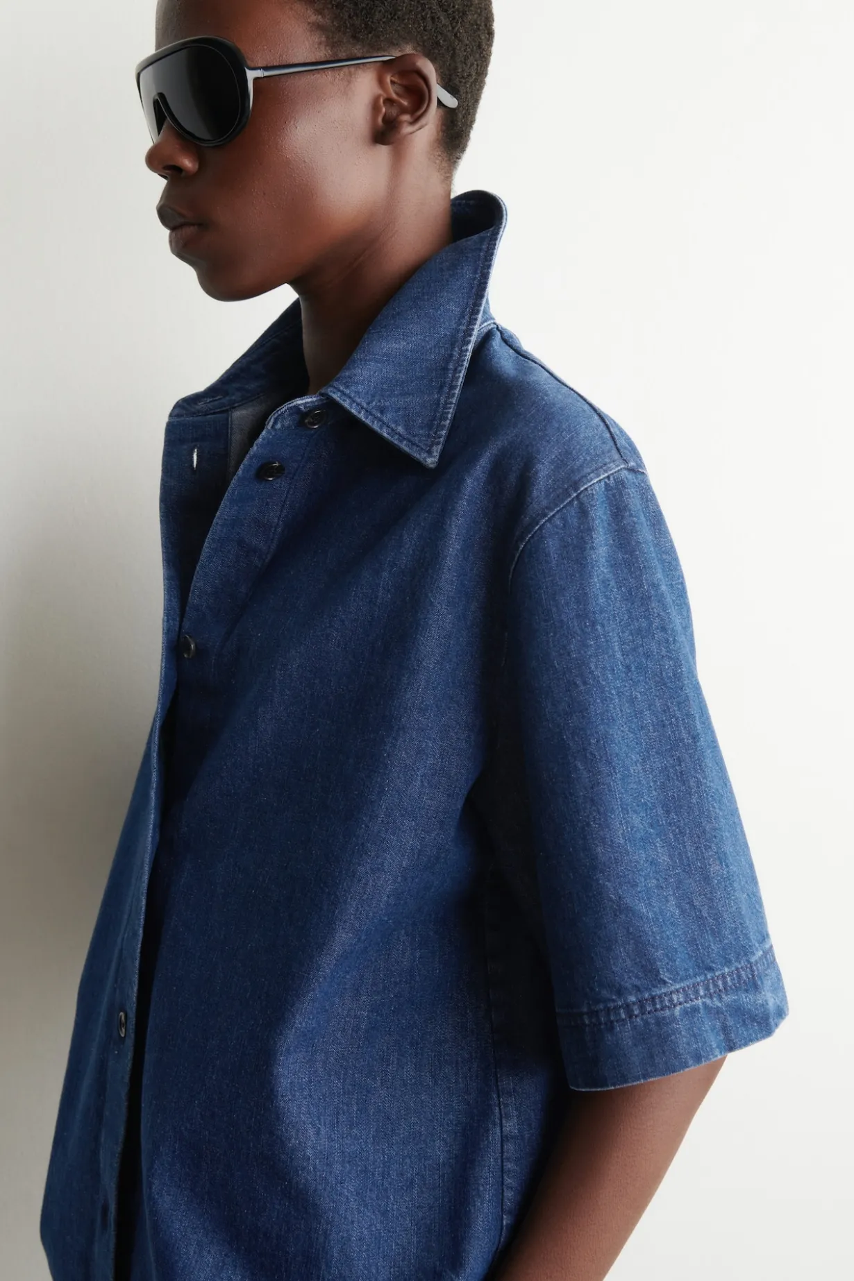 BOXY SHORT-SLEEVED DENIM SHIRT