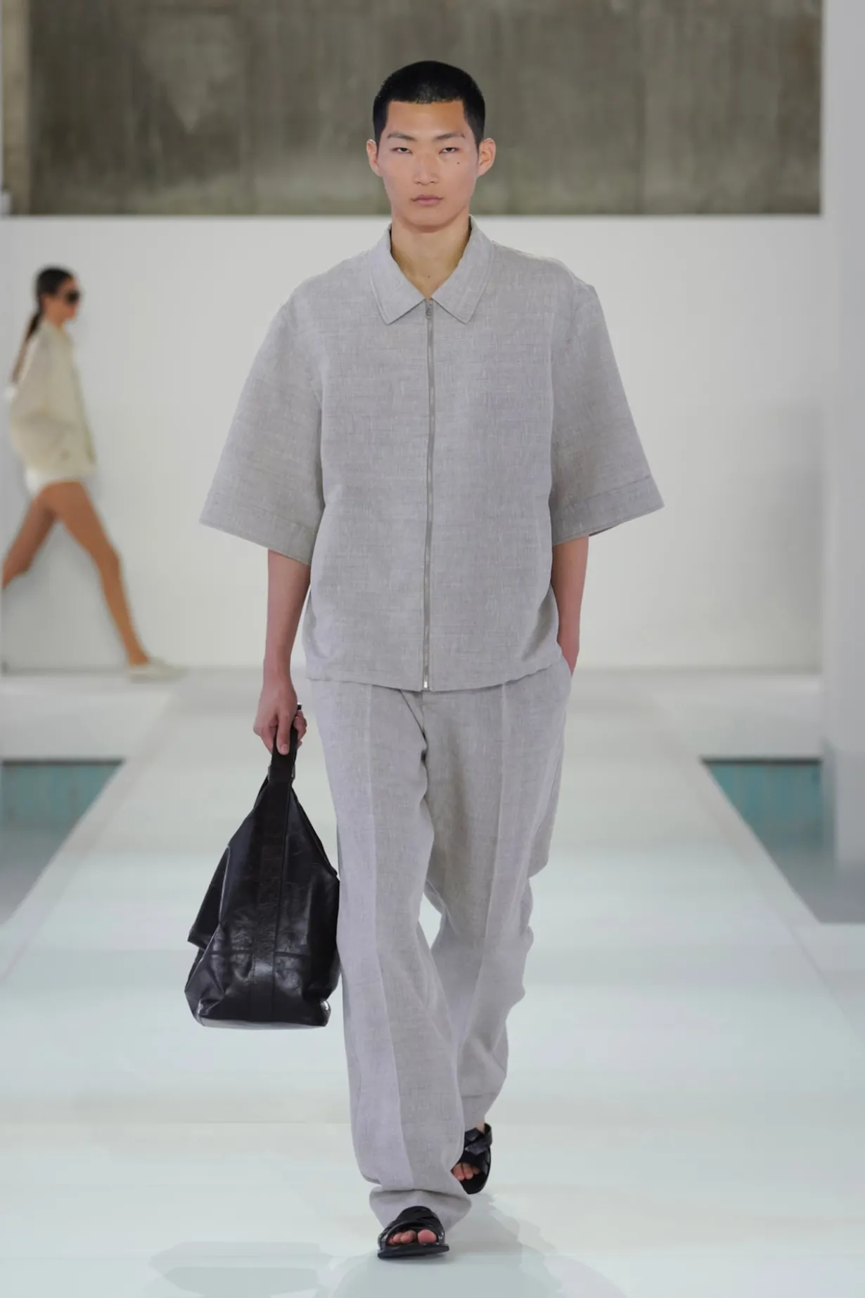 BUCKLED BUCKET BAG - LEATHER