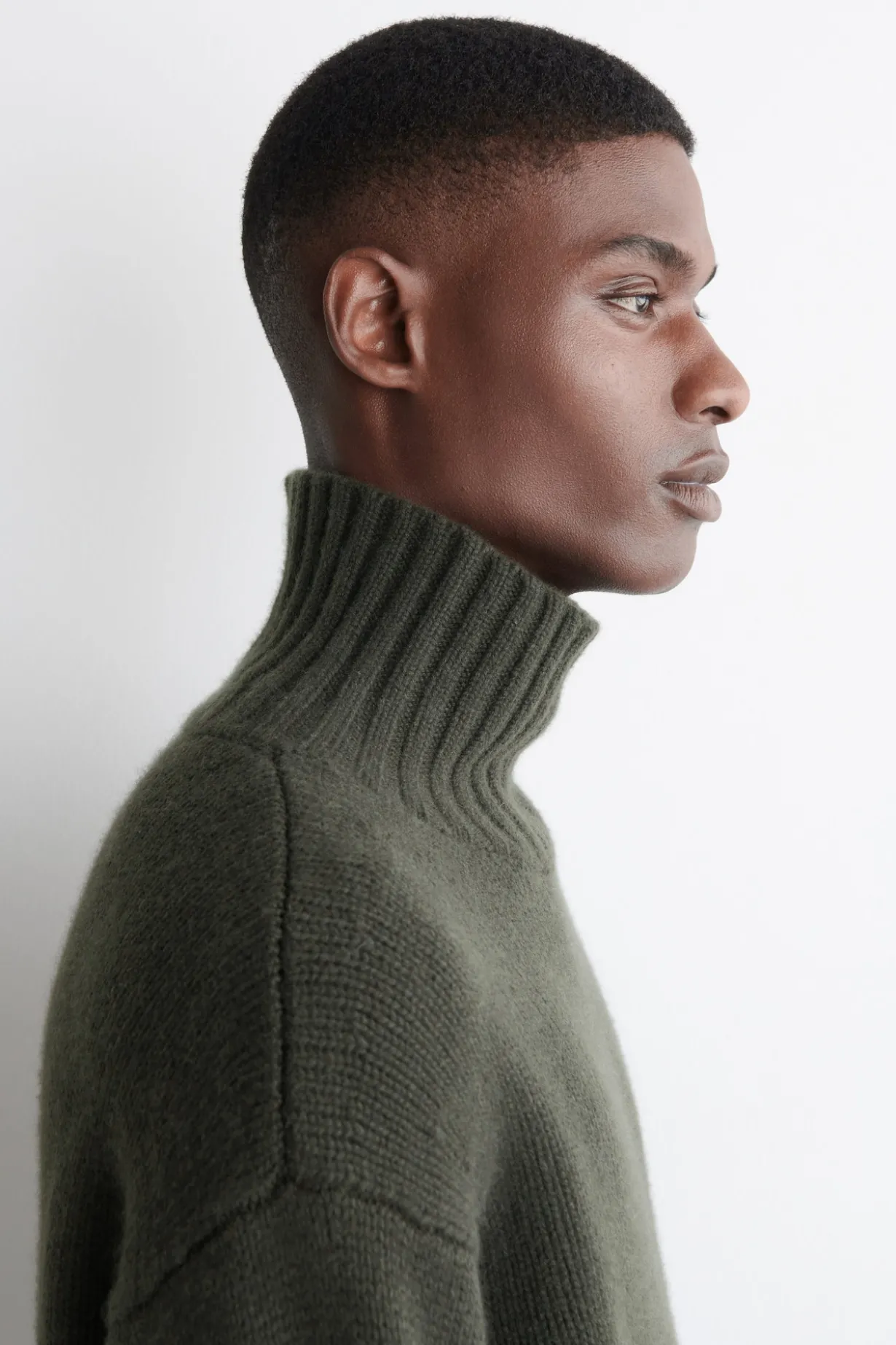 CHUNKY CASHMERE MOCK-NECK SWEATER