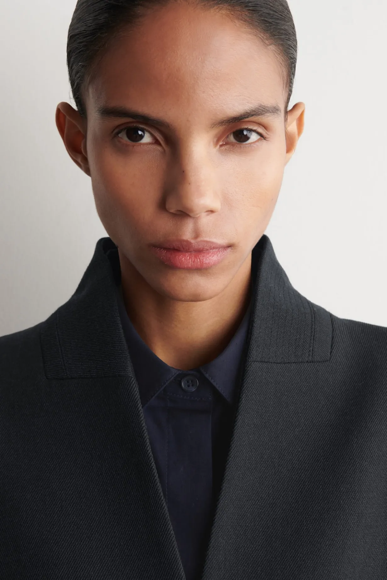 COLLARLESS WOOL-TWILL COAT