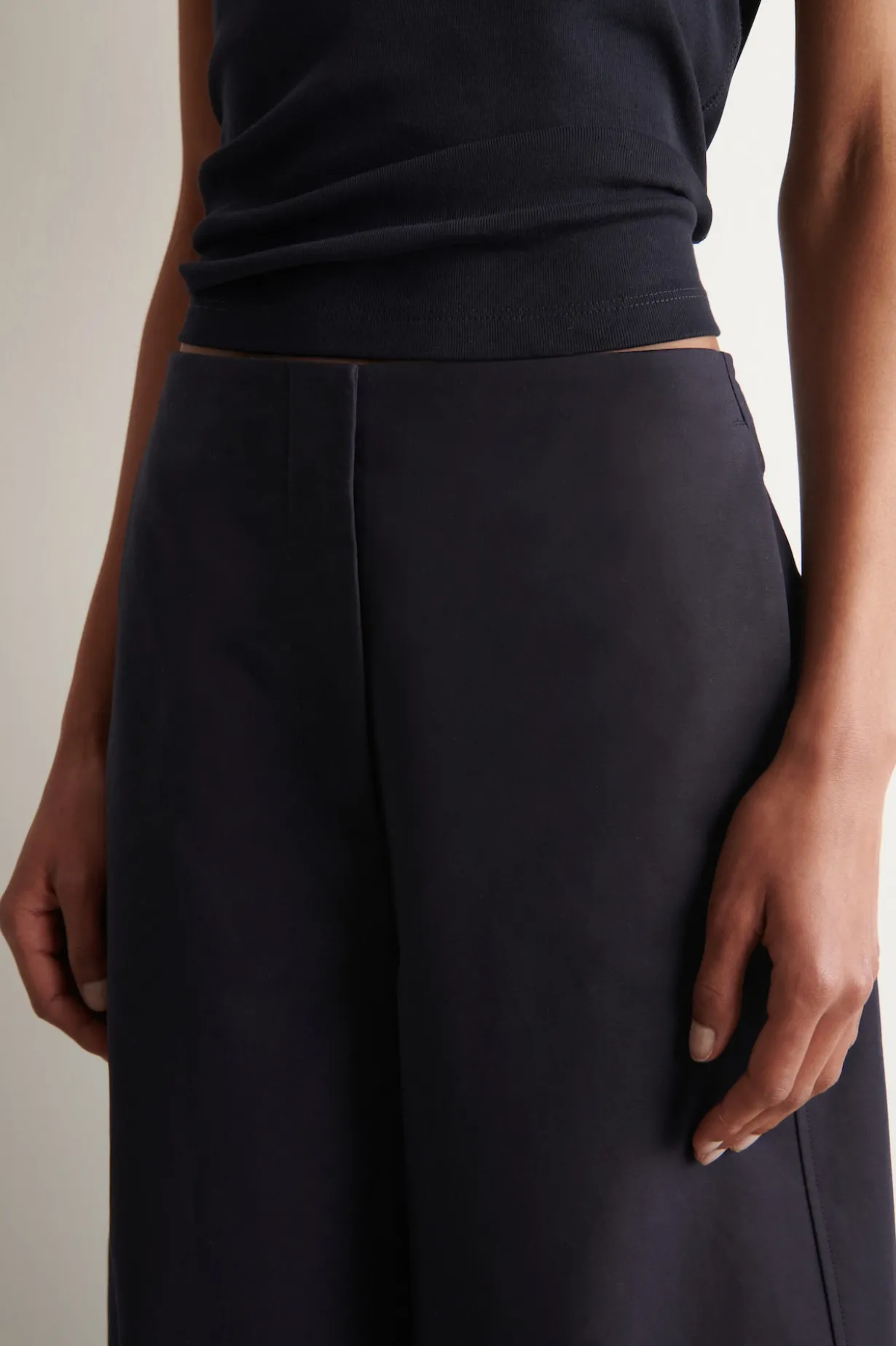 CROPPED BARREL-LEG COTTON PANTS