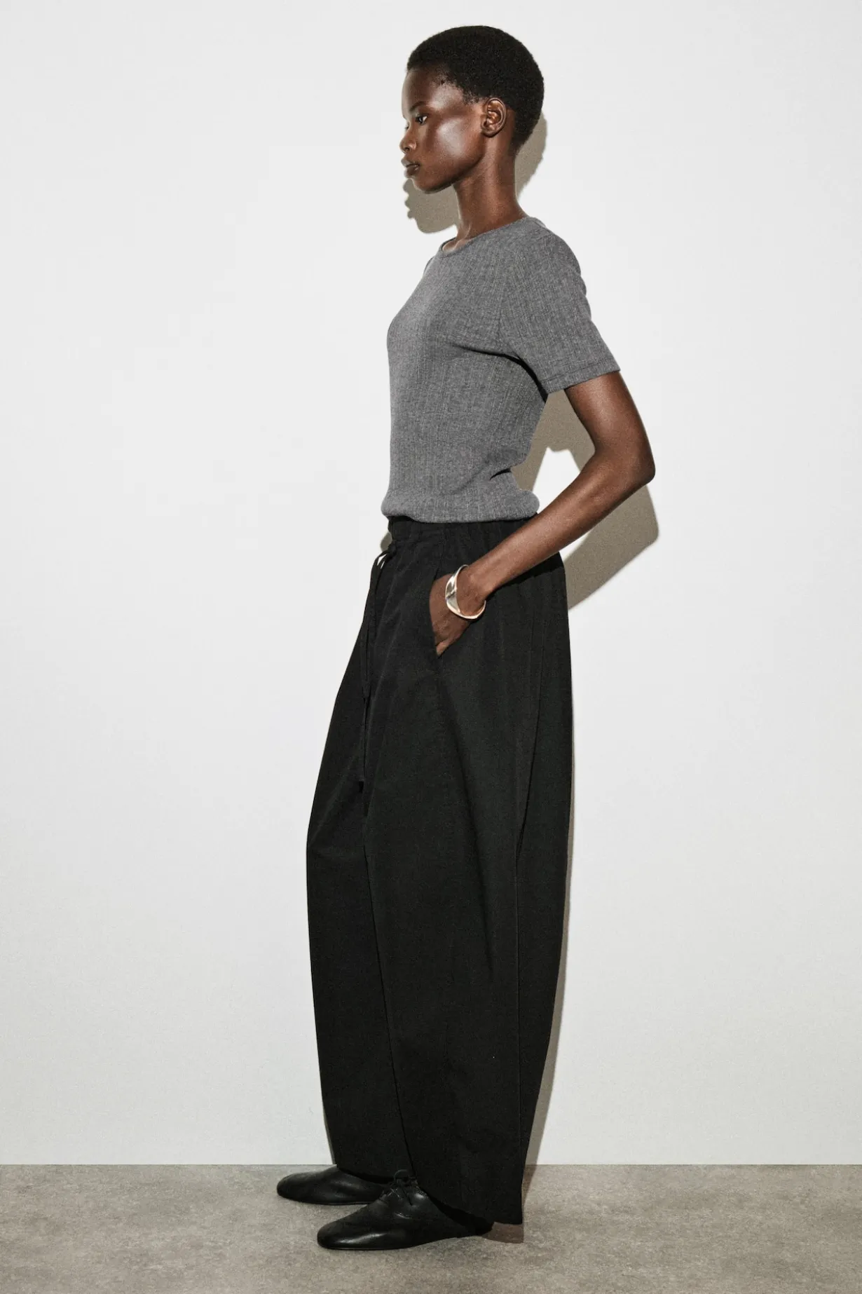 ELASTICATED BARREL-LEG PANTS