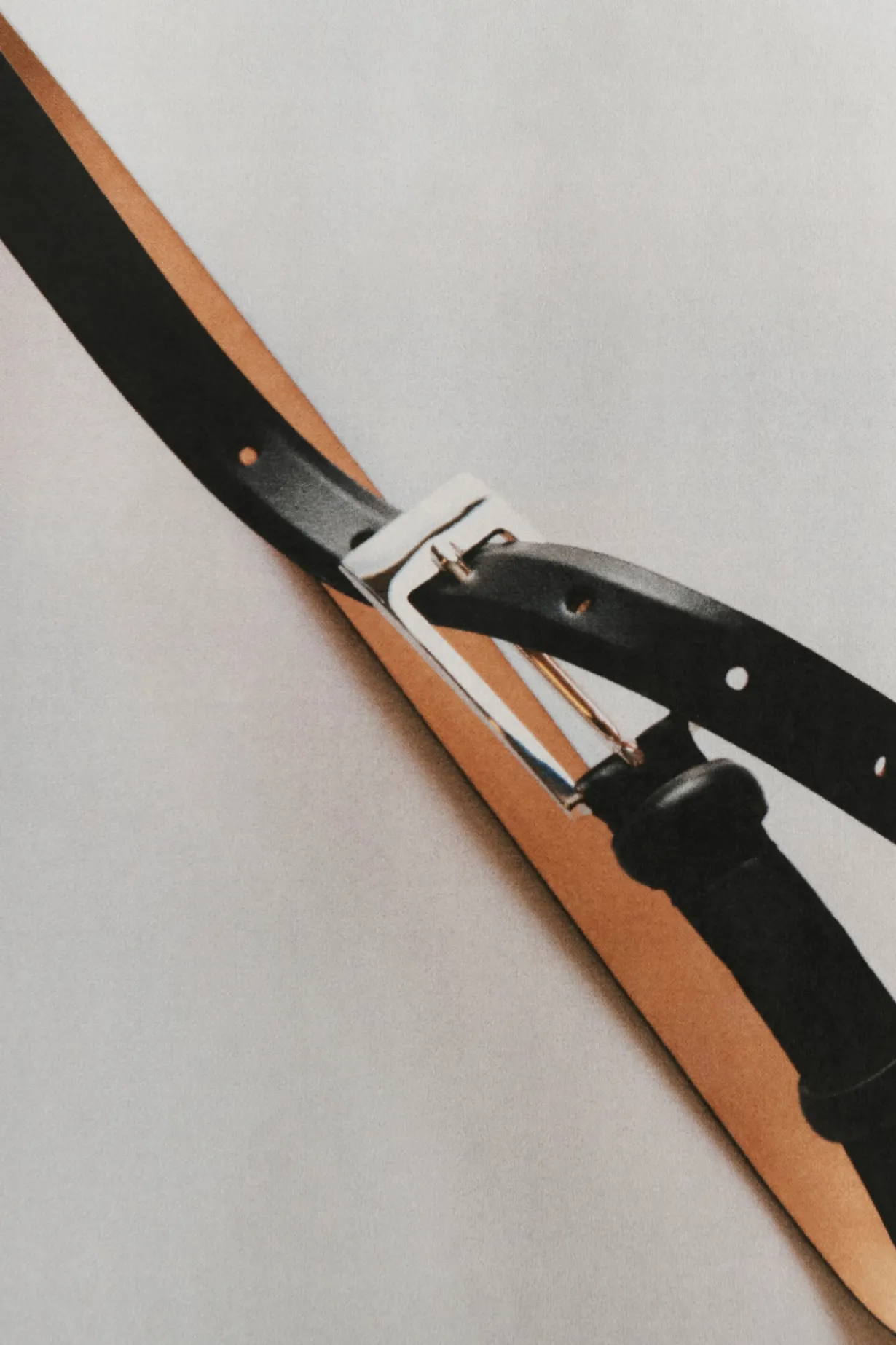 ELONGATED-BUCKLE LEATHER BELT