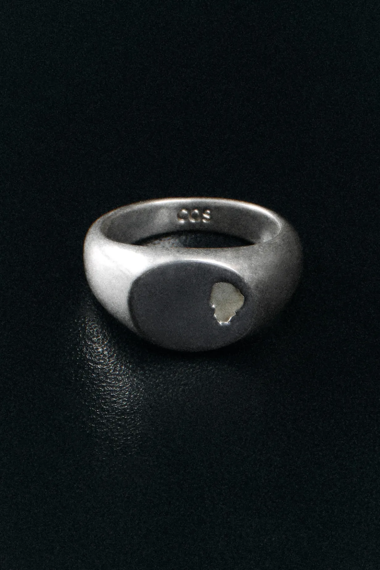 INDENTED SIGNET RING