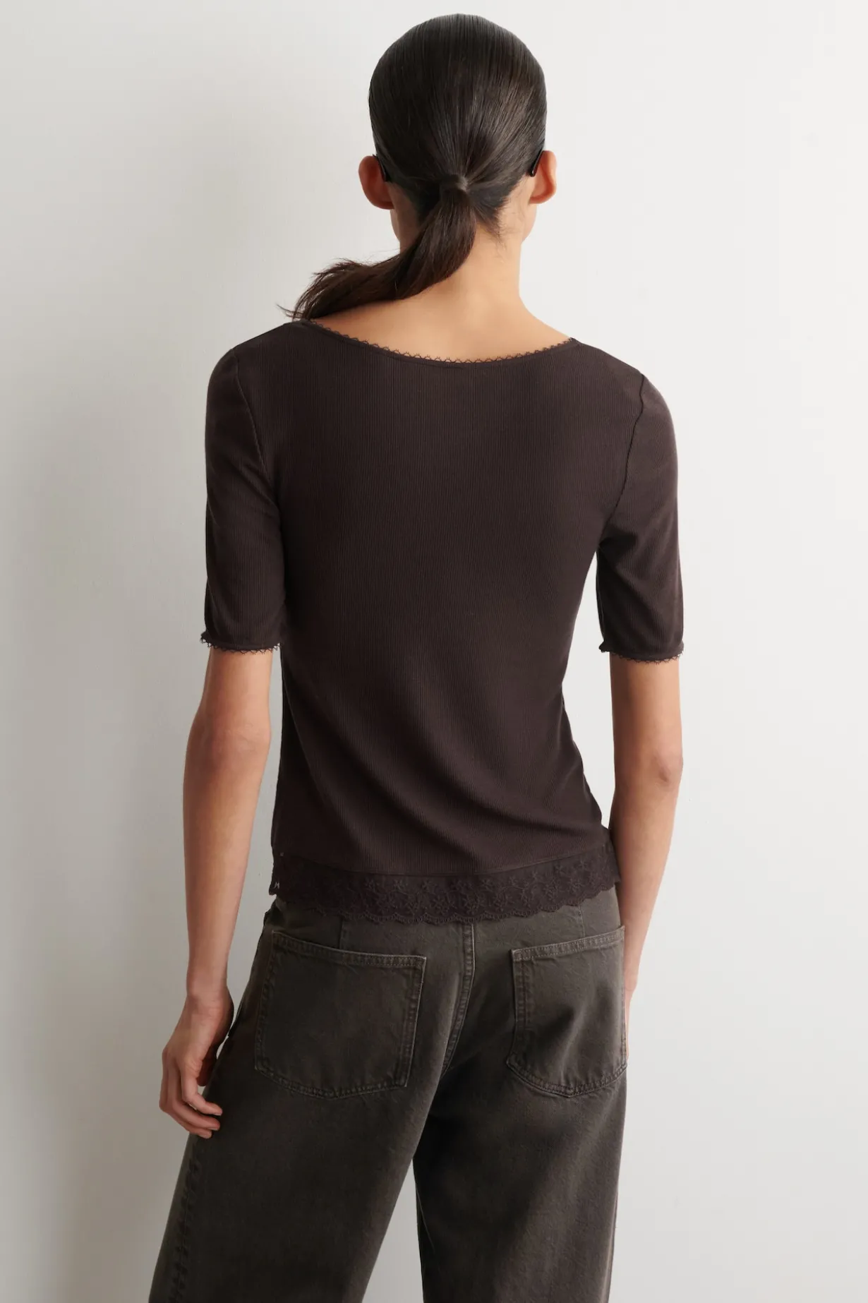 LACE-TRIMMED RIBBED V-NECK T-SHIRT