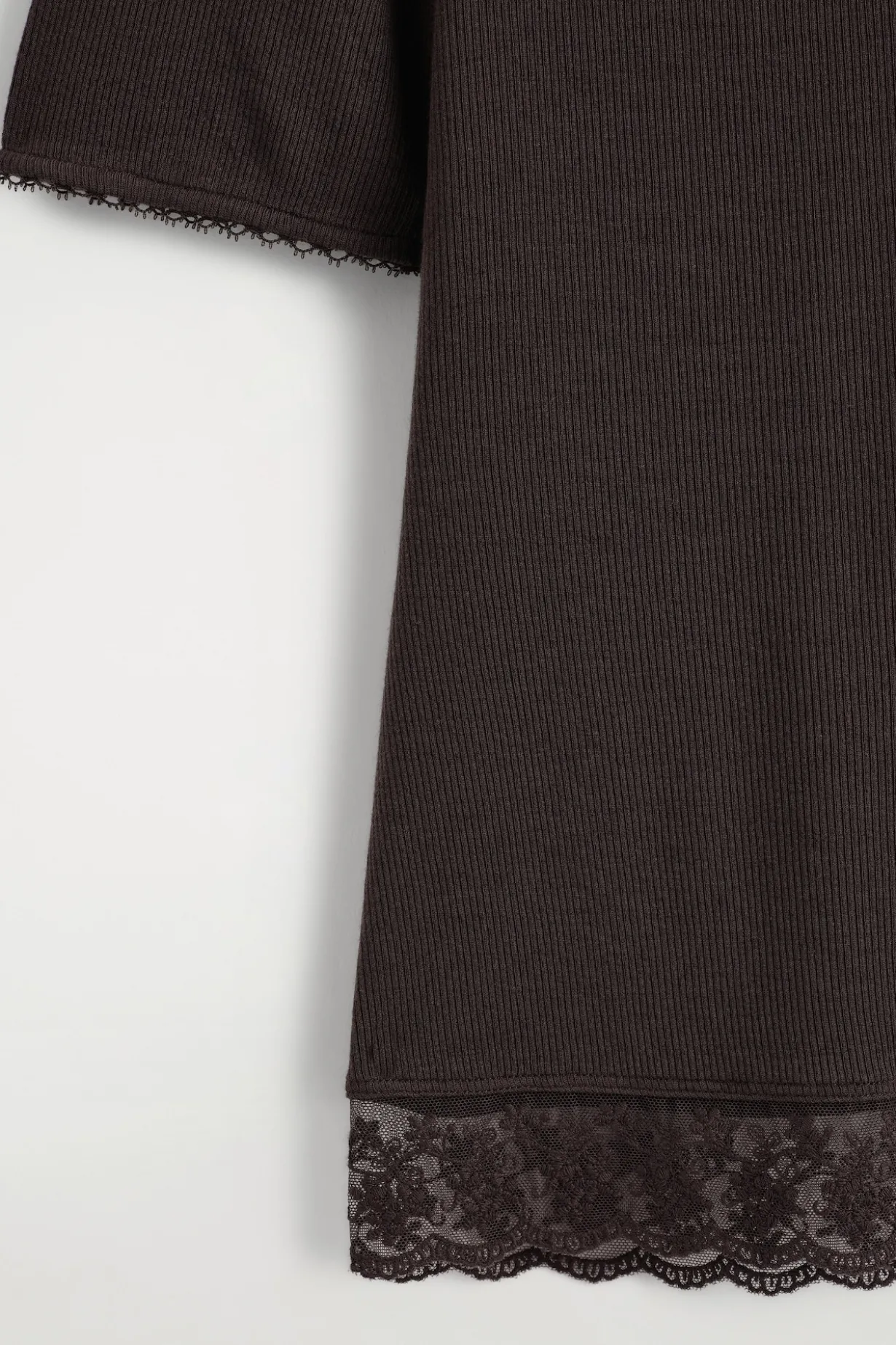 LACE-TRIMMED RIBBED V-NECK T-SHIRT