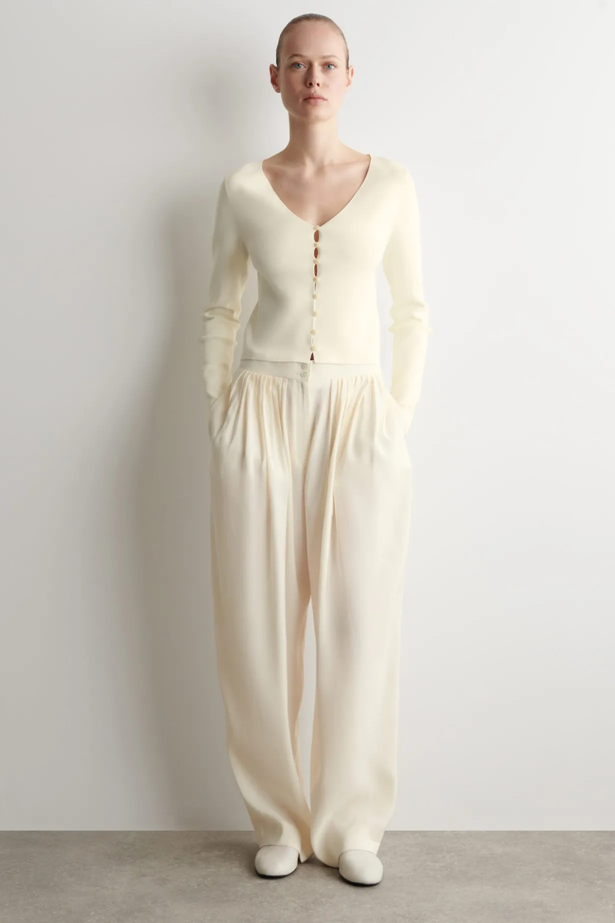 MINIMAL KNITTED V-NECK CARDIGAN