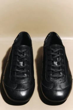 MINIMAL LEATHER SNEAKERS