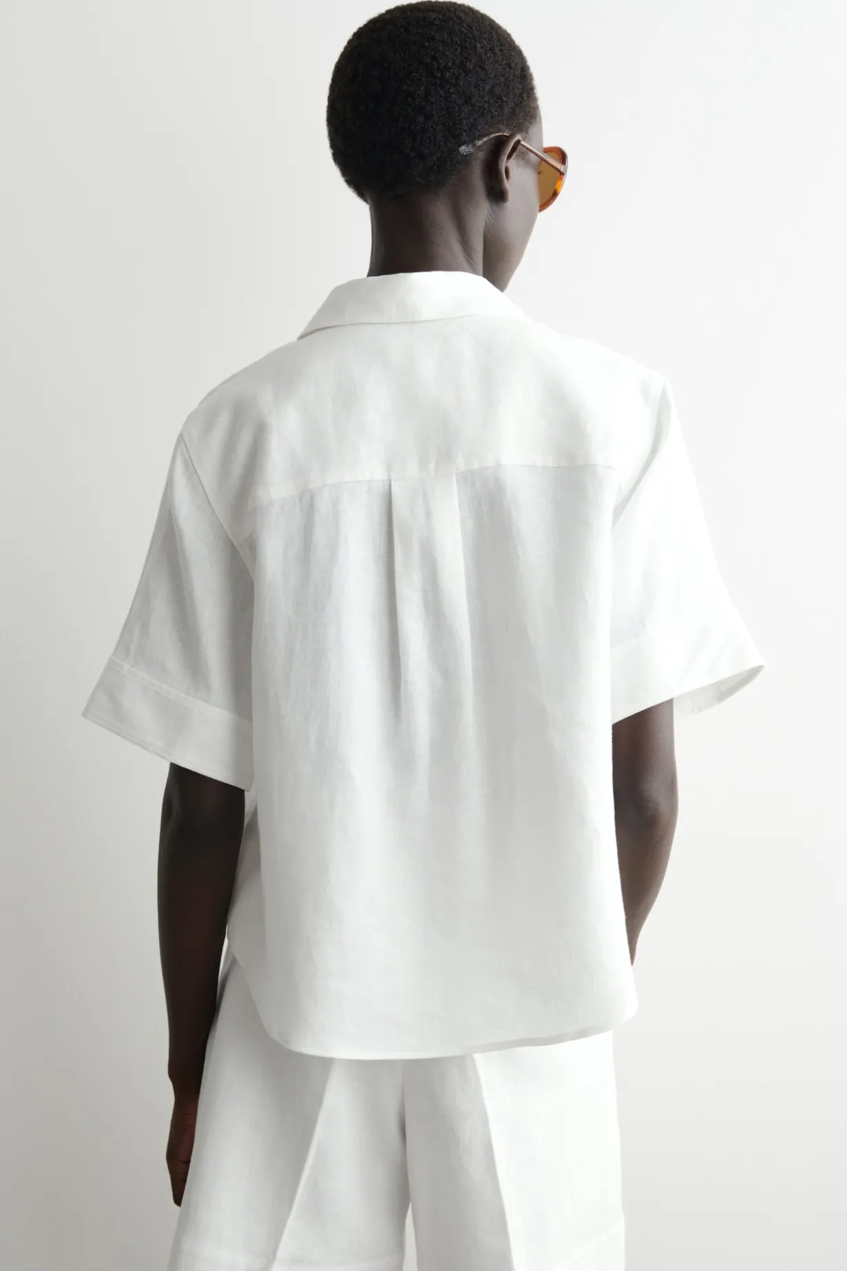 OVERSIZED SHORT-SLEEVED LINEN SHIRT