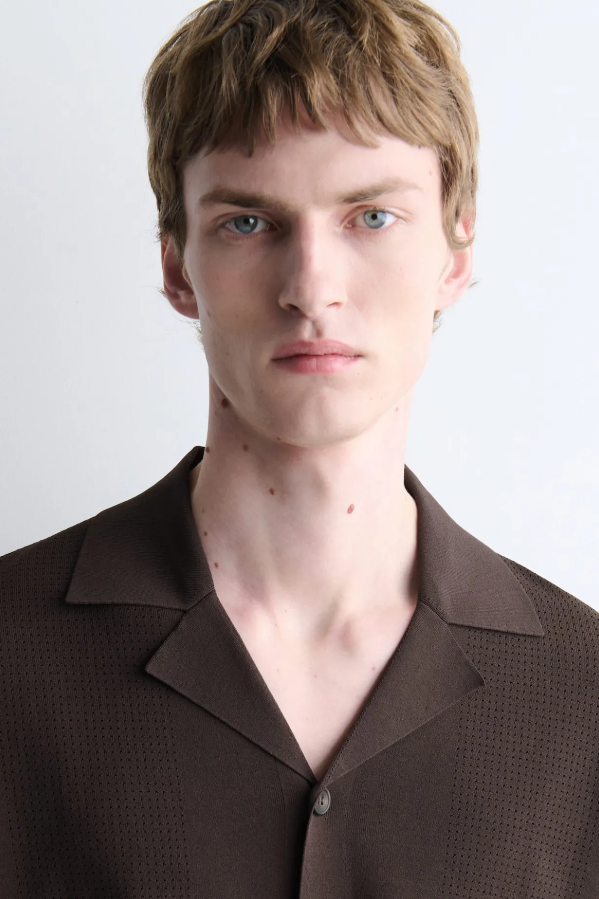 PERFORATED KNITTED SHORT-SLEEVED SHIRT