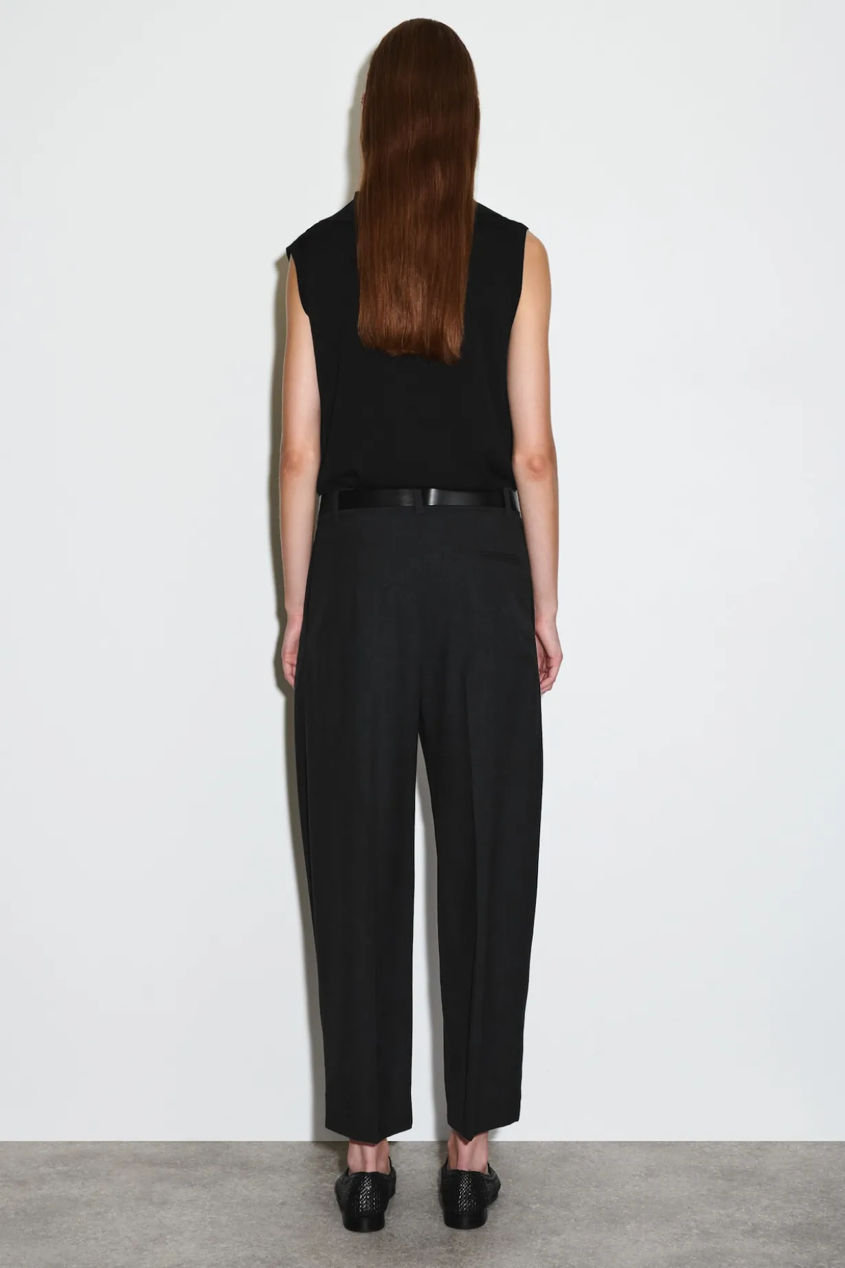 PLEATED BARREL-LEG WOOL PANTS