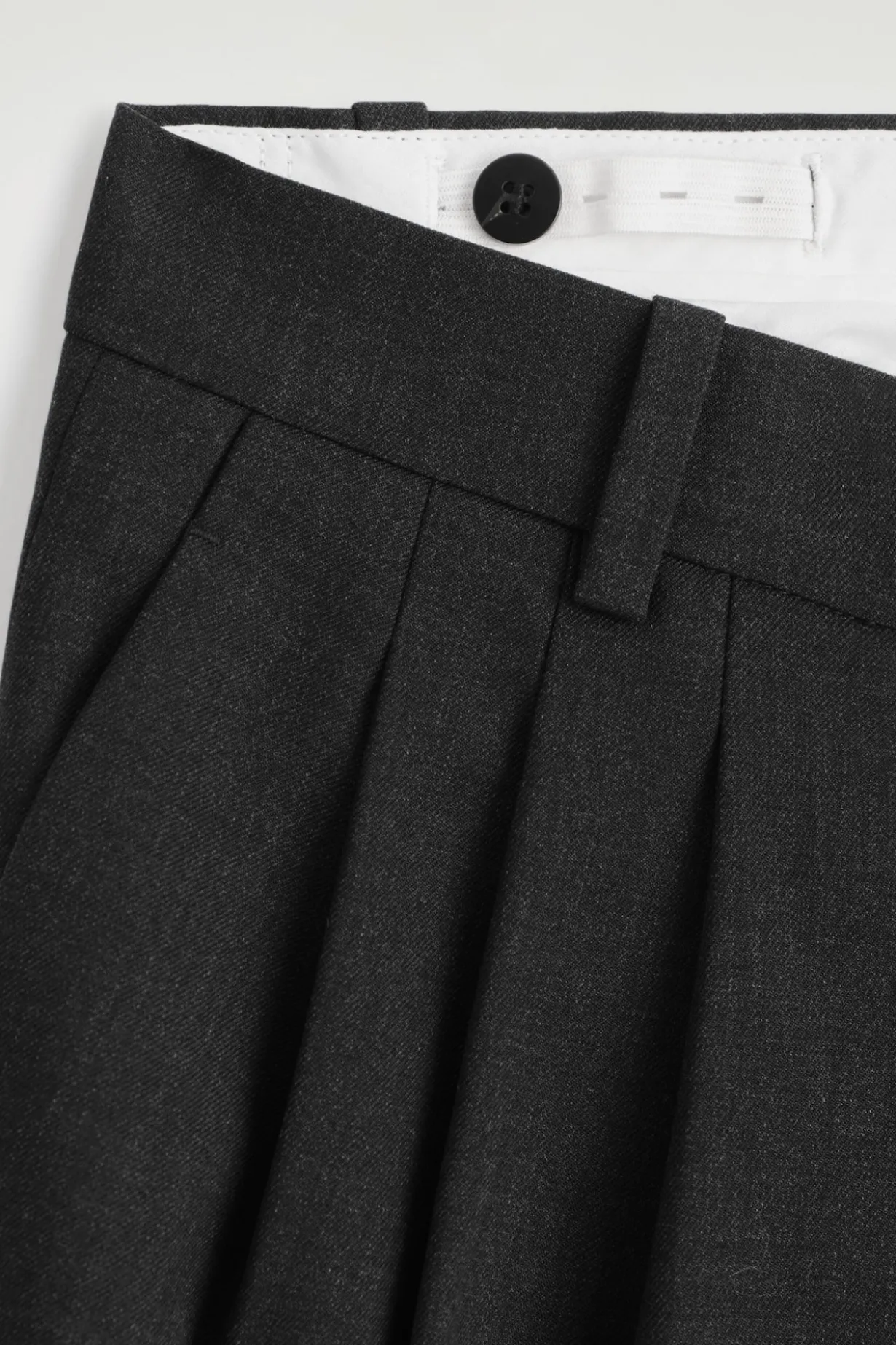 PLEATED BARREL-LEG WOOL PANTS