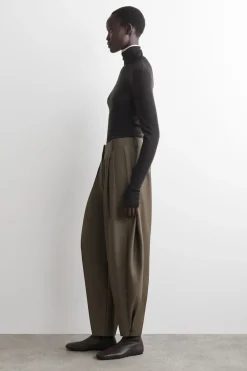 PLEATED BARREL-LEG WOOL PANTS