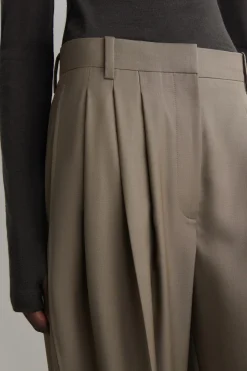 PLEATED BARREL-LEG WOOL PANTS