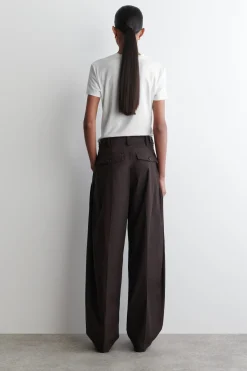 PLEATED COTTON BARREL-LEG TROUSERS