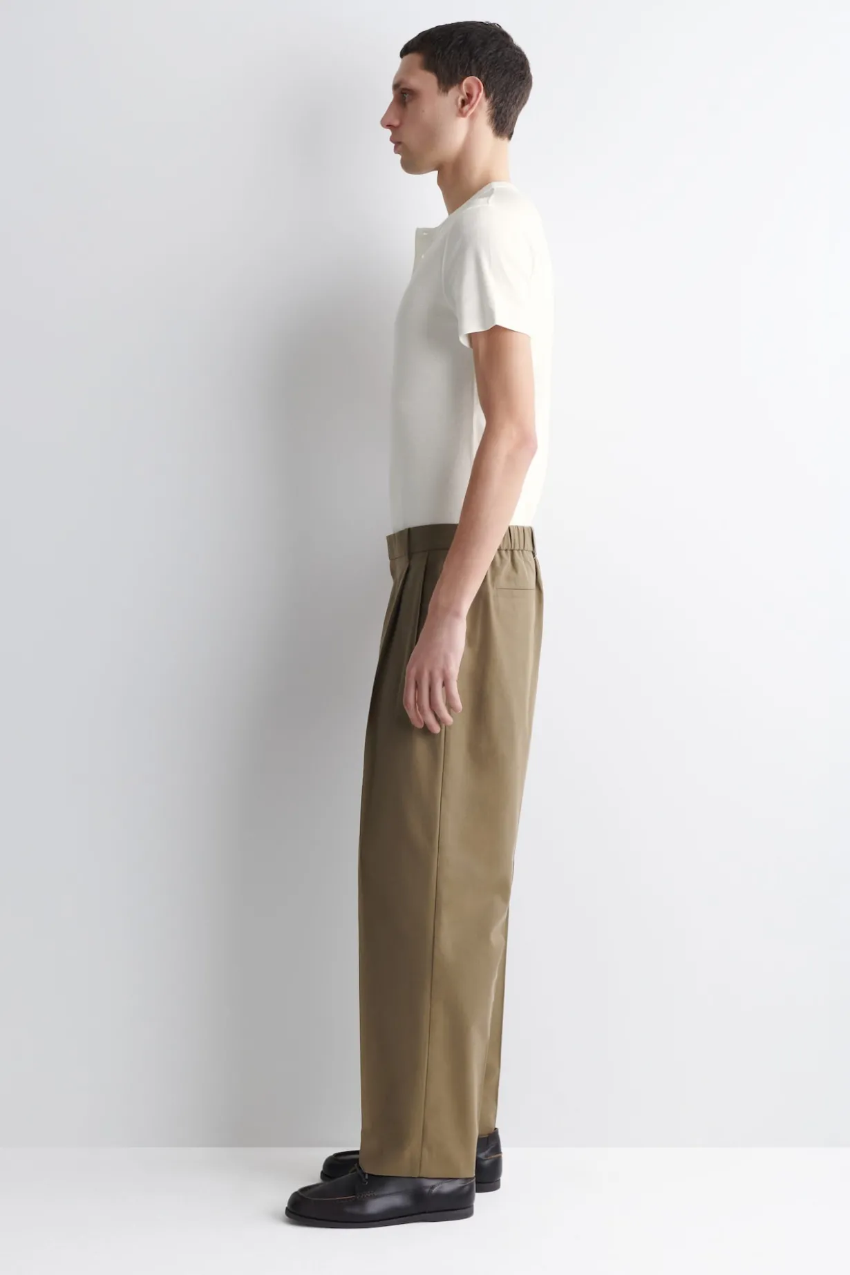 PLEATED RELAXED-FIT TAPERED PANTS