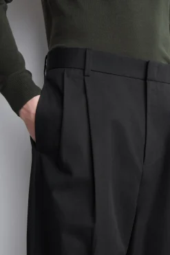 PLEATED RELAXED-FIT TAPERED PANTS
