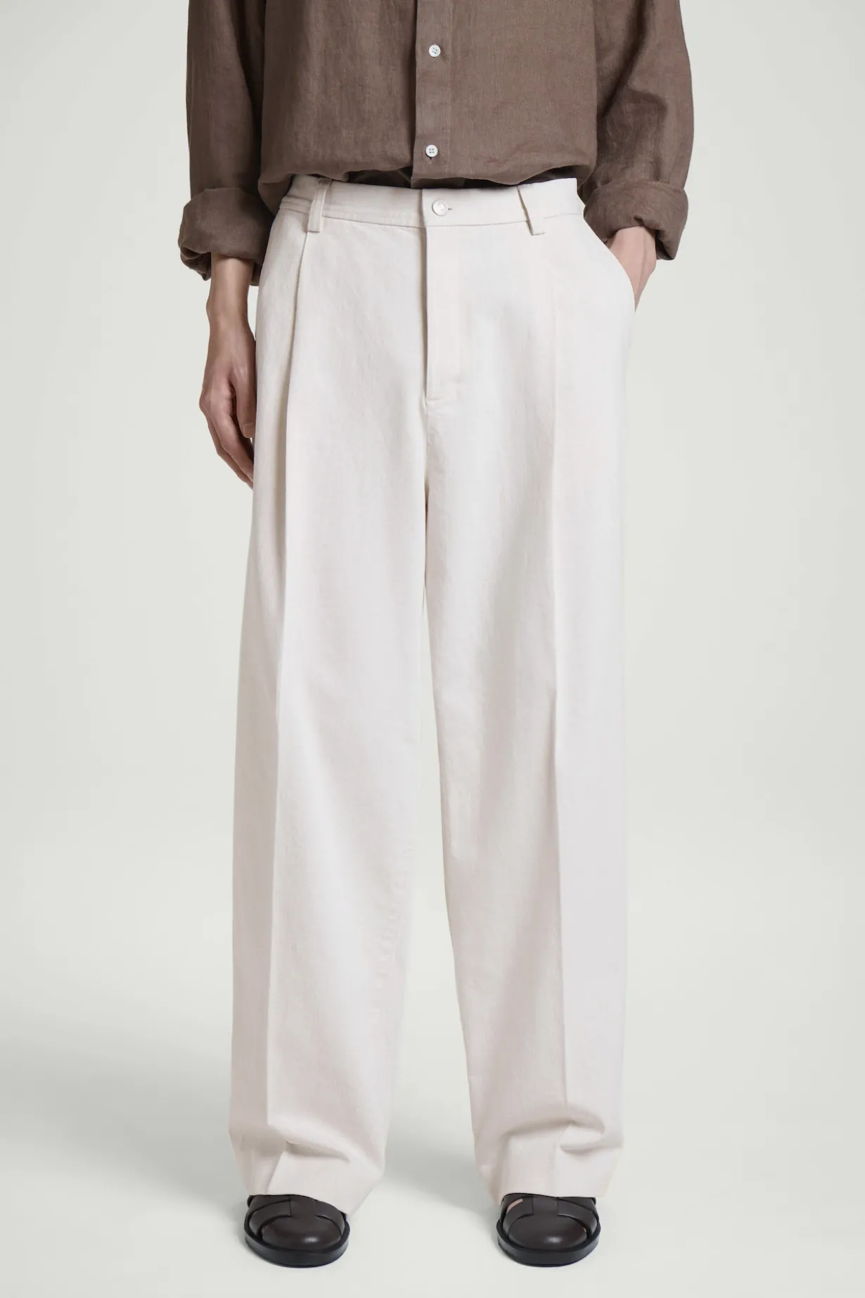 PLEATED WIDE-LEG DENIM PANTS