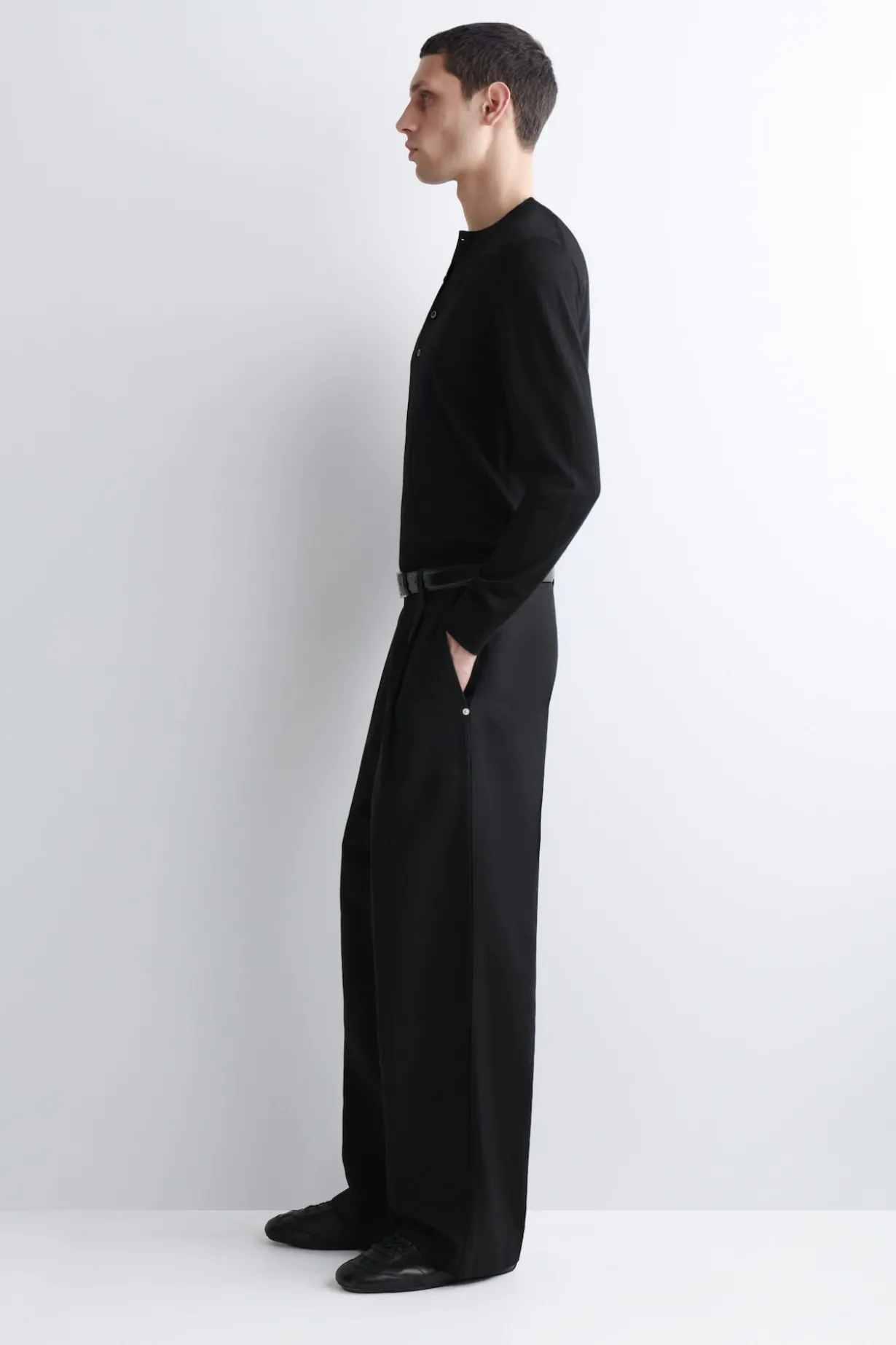 PLEATED WIDE-LEG DENIM PANTS