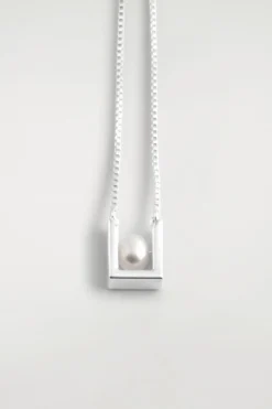 RECTANGULAR CHAIN PENDANT NECKLACE