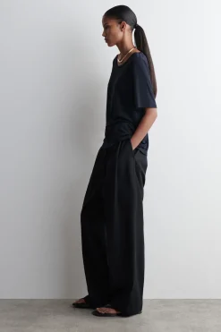 RELAXED SCOOP-NECK T-SHIRT