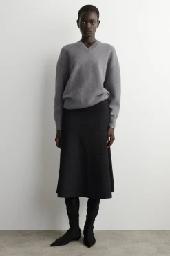 ROUNDED WOOL V-NECK SWEATER