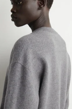 ROUNDED WOOL V-NECK SWEATER