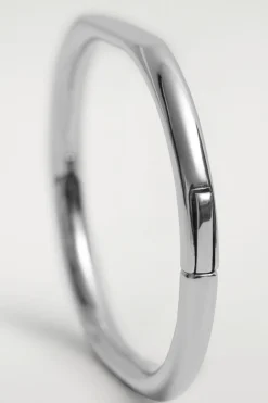 SCULPTED BANGLE