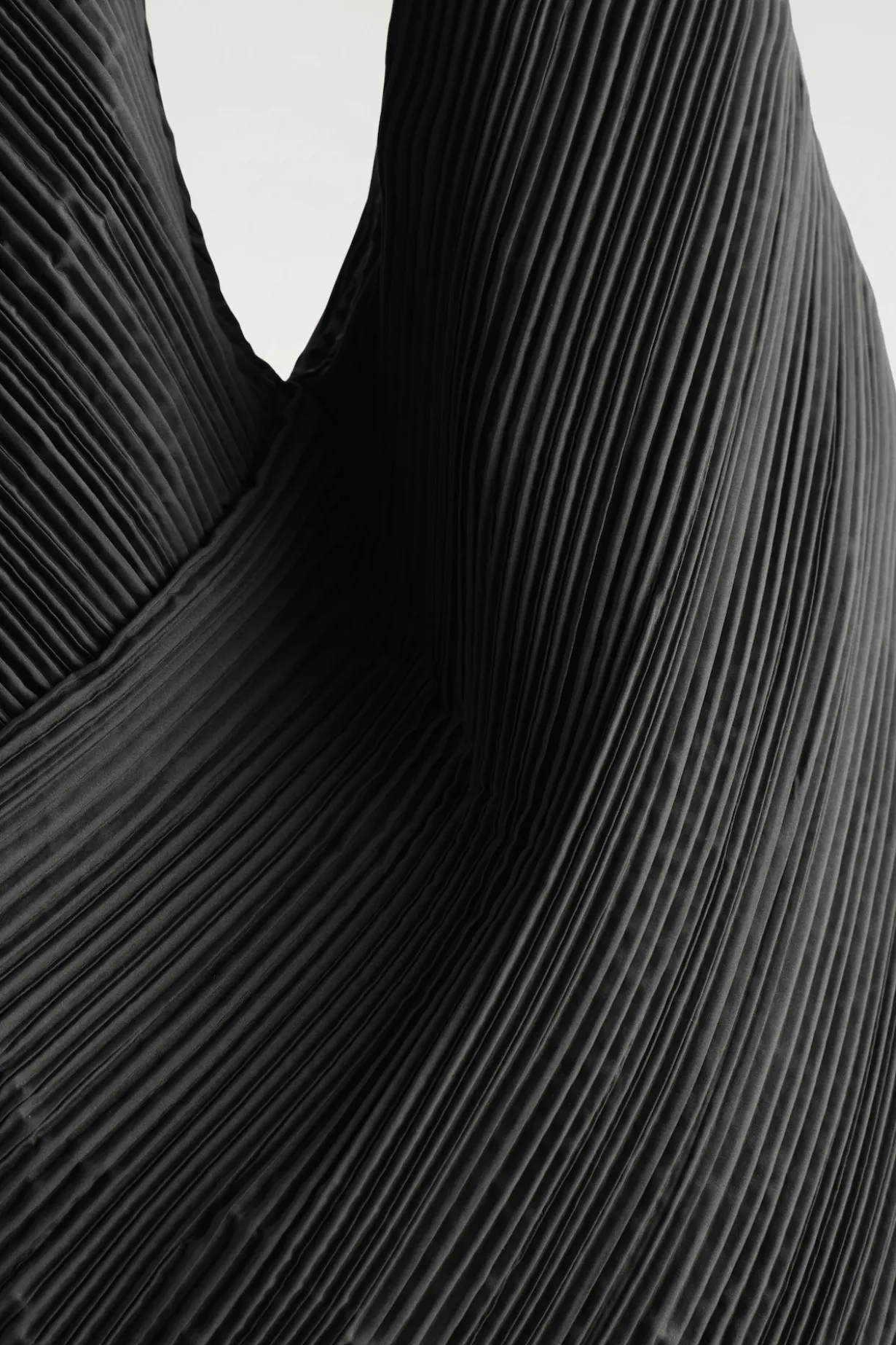 SCULPTURAL SHOULDER BAG – PLEATED