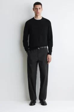 SEAMLESS CASHMERE CREW-NECK SWEATER