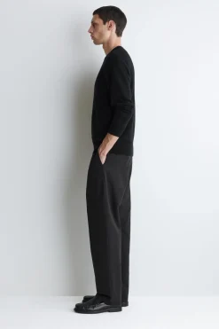 SEAMLESS CASHMERE CREW-NECK SWEATER