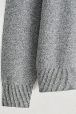 SEAMLESS CASHMERE CREW-NECK SWEATER