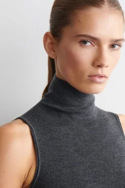 SEAMLESS MERINO WOOL TURTLENECK TOP
