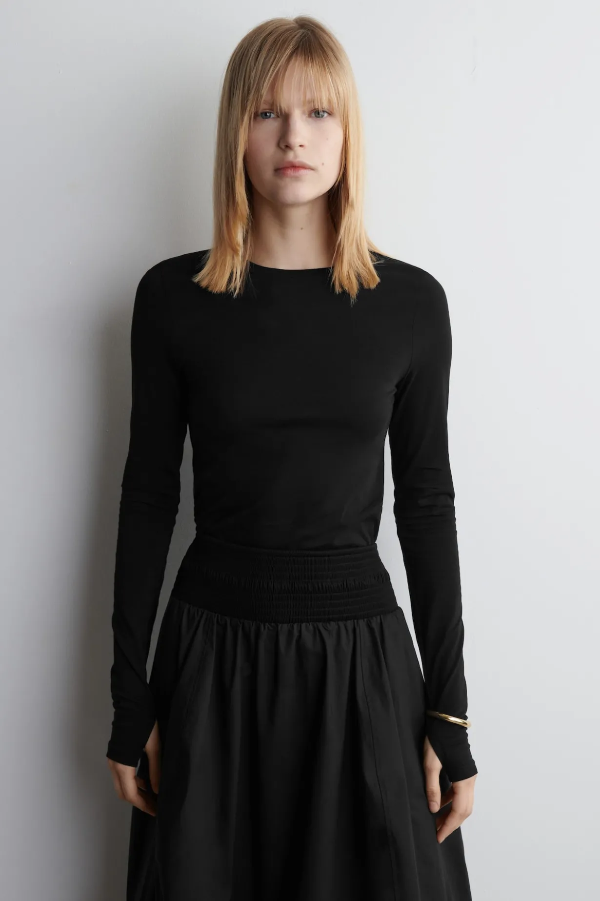 SLIM LIGHTWEIGHT LONG-SLEEVED TOP