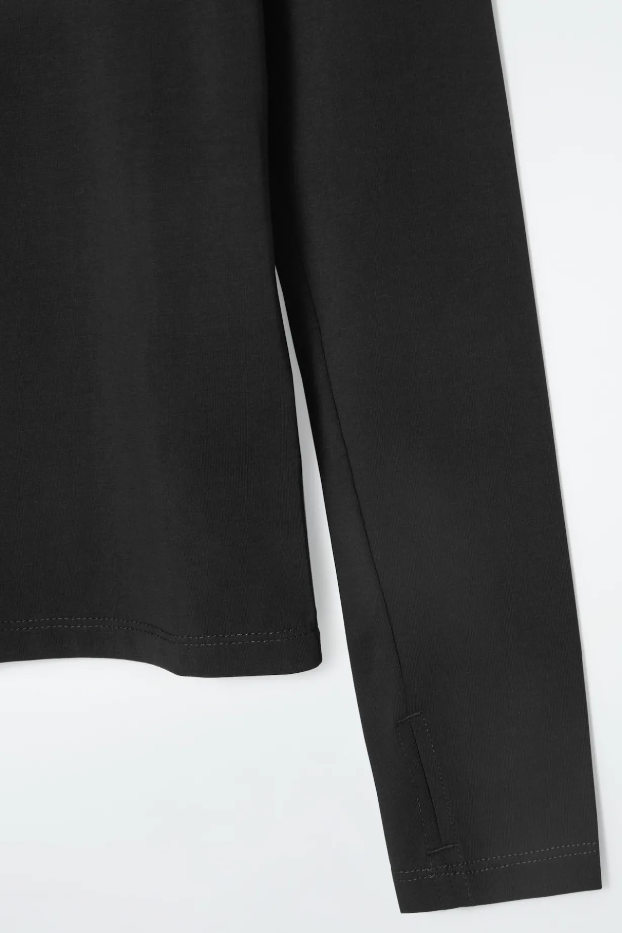 SLIM LIGHTWEIGHT LONG-SLEEVED TOP