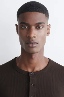 SLIM RIBBED COTTON LONG-SLEEVED HENLEY T-SHIRT