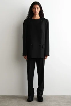 STRUCTURED COLLARLESS WOOL BLAZER