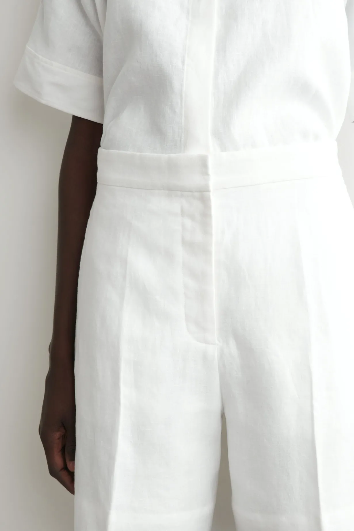 TAILORED ELASTICATED LINEN SHORTS