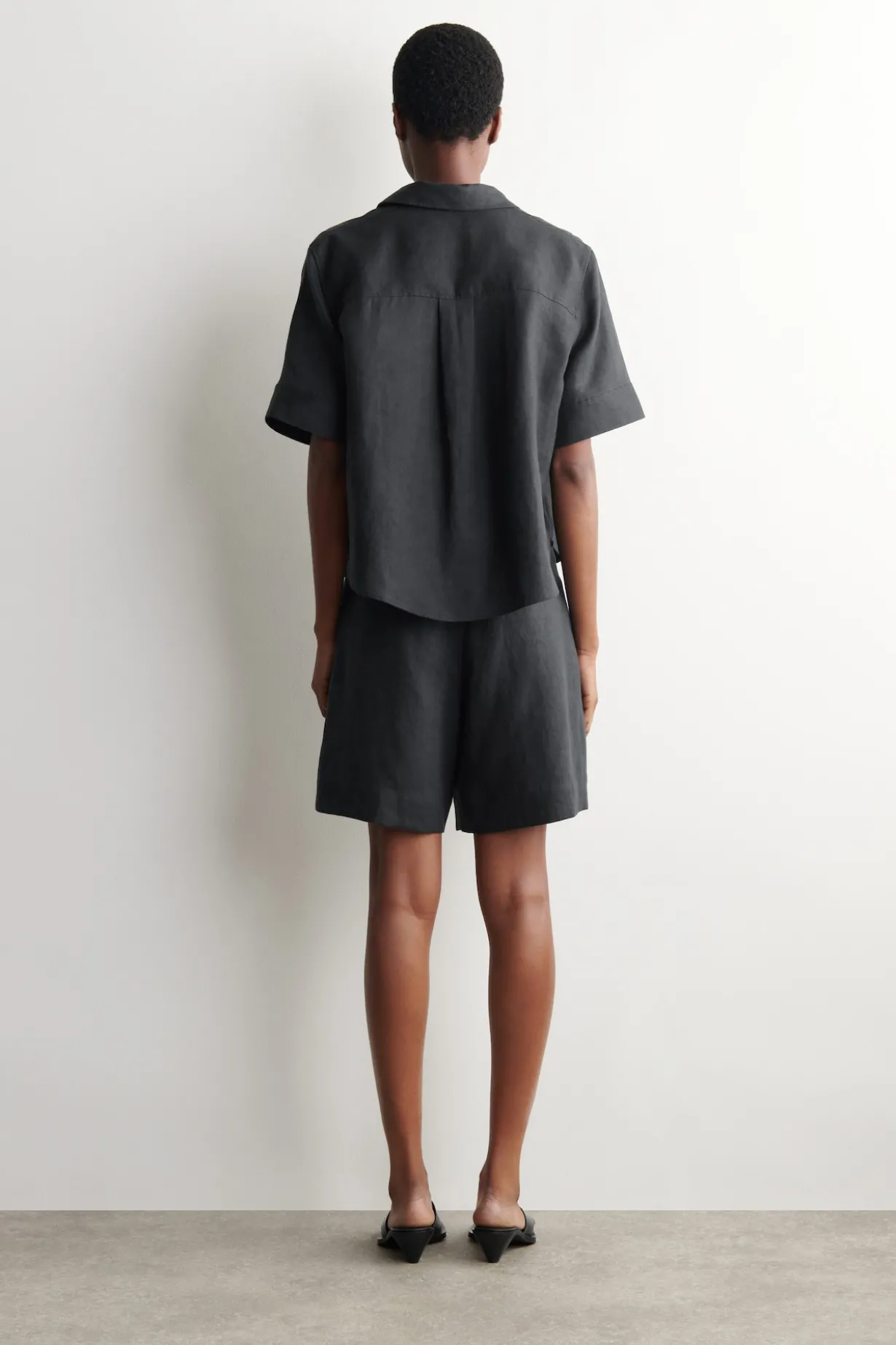 TAILORED ELASTICATED LINEN SHORTS