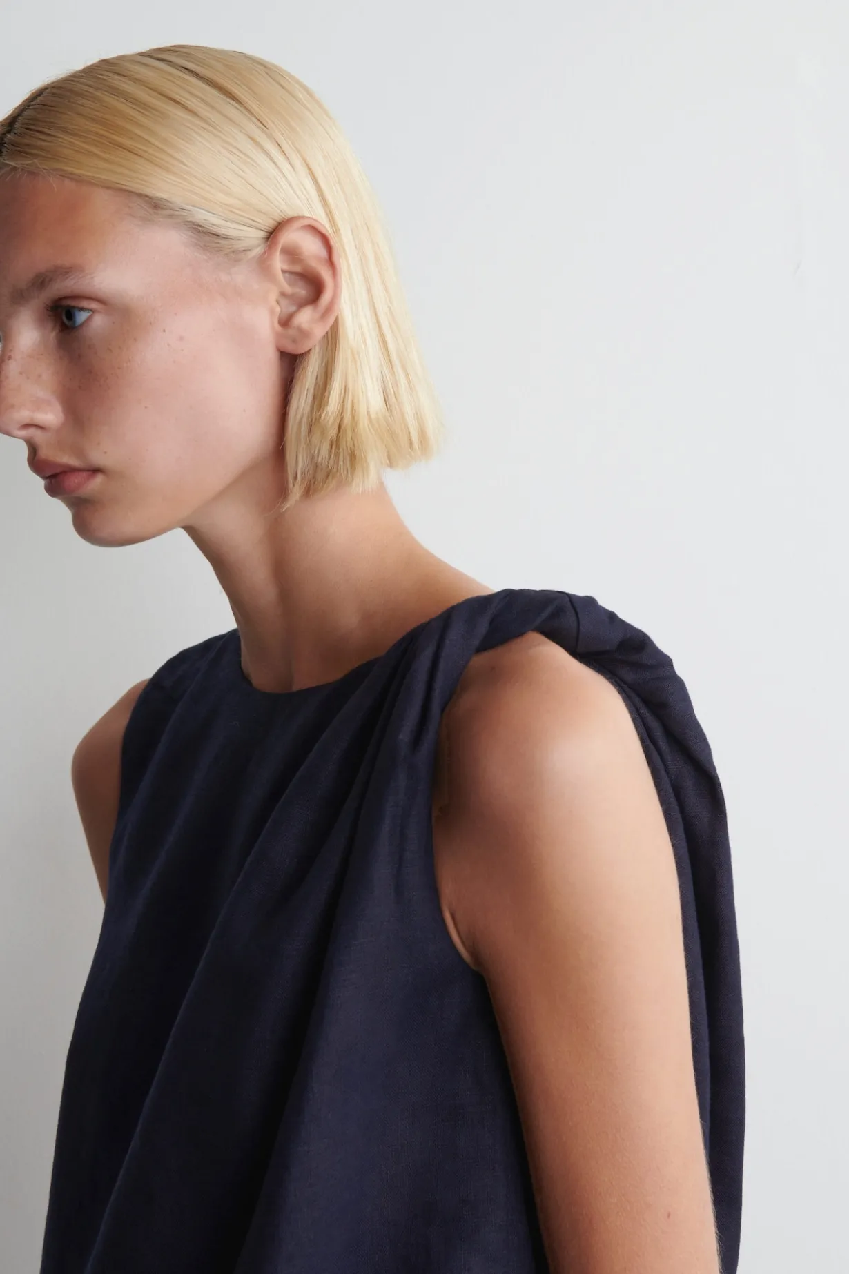 TWISTED-DETAIL LINEN TOP