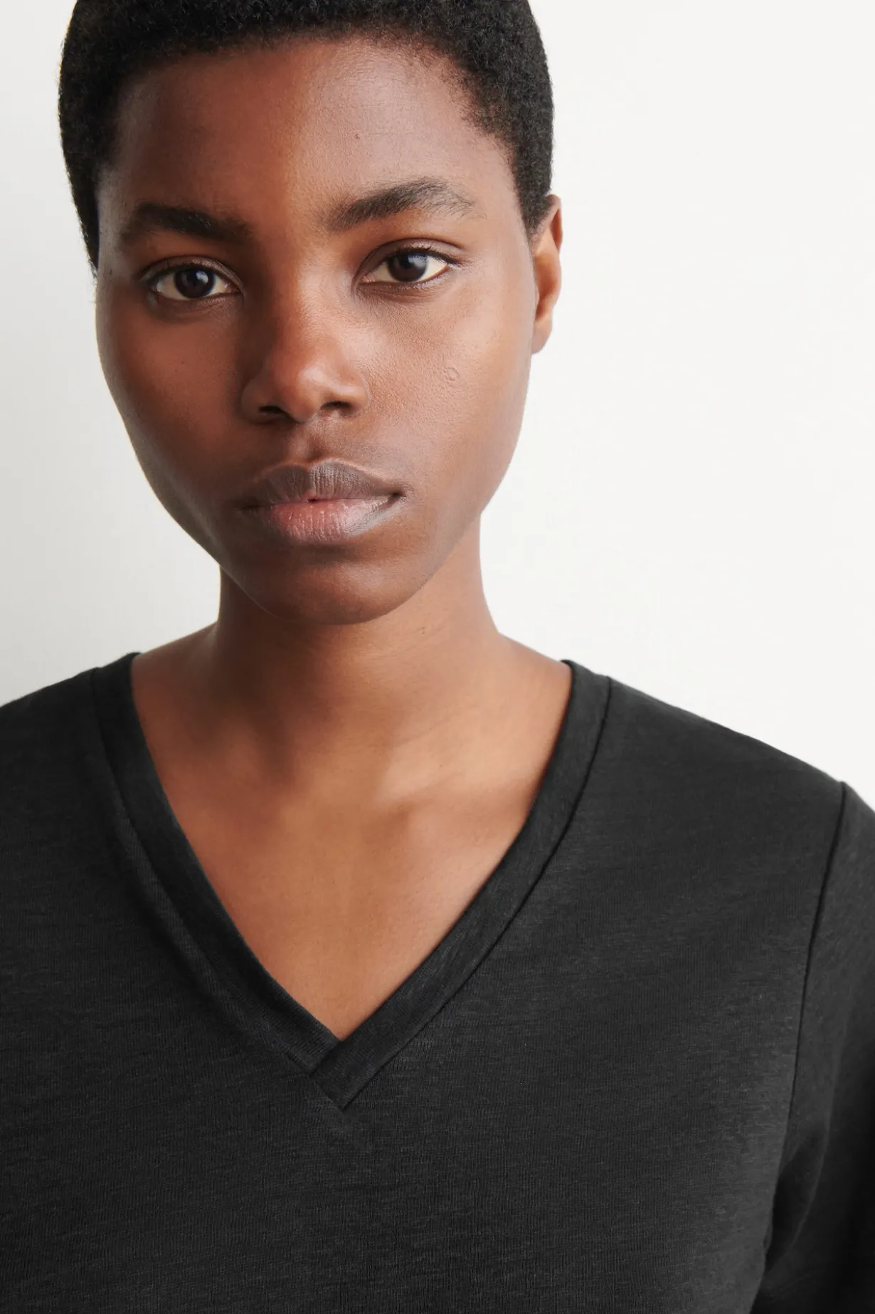 V-NECK LINEN T-SHIRT
